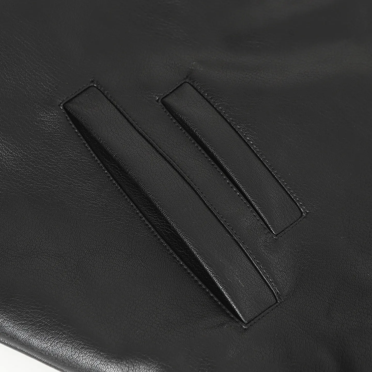 P600 Chrome Hearts leather jacket with large embroidery on the arms ●Authentic product: 64000 purchased and developed ●Technology: Close-step embroidery production ●Version: Fitted version ●Weight: about 1065 grams ●Size: S-M-L ●Description: CH's new leather jacket with large arm embroidery. Full size shipped. Custom-woven fabric is made of black pebbled genuine leather. Customized silk jacquard logo lining. Embroidery is processed by machine. Appliqué embroidery process. Imported template machine shape on the back. Customized genuine leather trademark. Customized genuine Leather size. Customized 5.8cm metal logo. Customized 18mm four-button buckle. Customized 18mm two-button button. Customized accessories. Same style for men and women. Full street feel. Workmanship details are very good. The overall routing is straight and delicate. The fabric is comfortable and soft, and the color is consistent without color difference. It can be matched with the same style to create a fashionable look, and can be used in various occasions. Customized accessories, complete with three standards, same style for men and women!